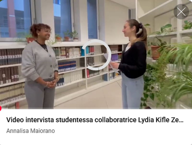 Intervista video di 8 minuti e 32 secondi a studentessa che ha collaborato alle attività della biblioteca